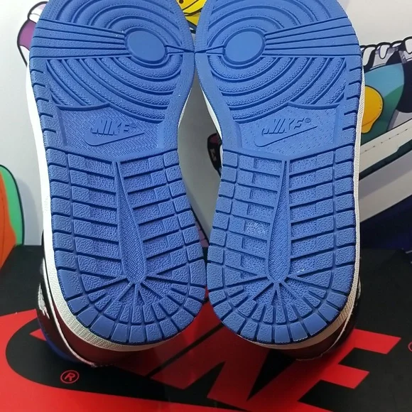 Air Jordan 1 Retro High OG "Royal Toe" - Picture 3 of 8